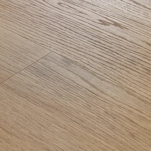 vinil pod s podlogom boje hrasta
